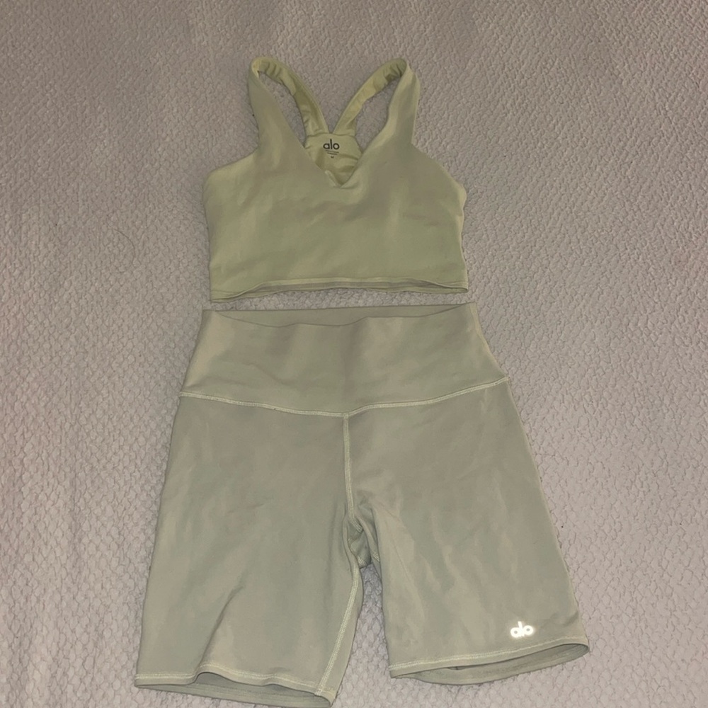 Alo workout set in light green tea